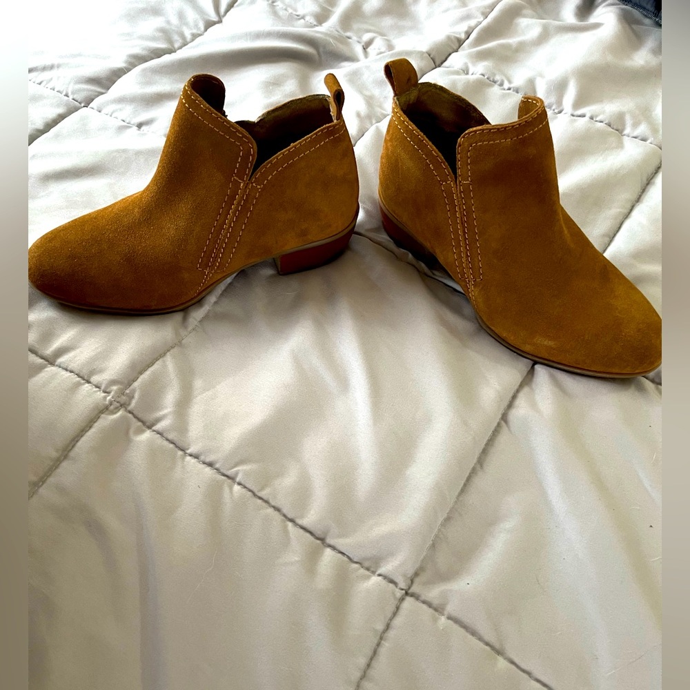 Diba brown short ankle boot. Size 9. Never worn